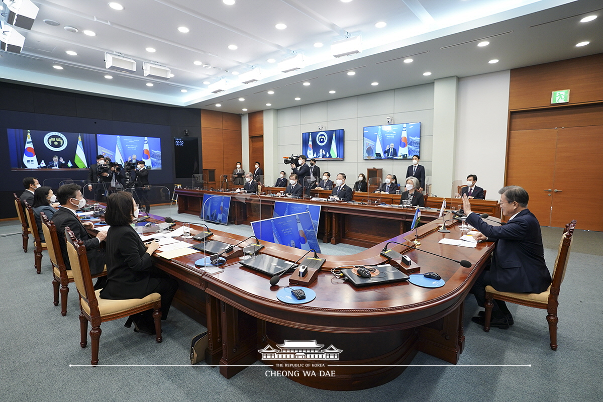 Attending the Korea-Uzbekistan videoconference summit from Cheong Wa Dae