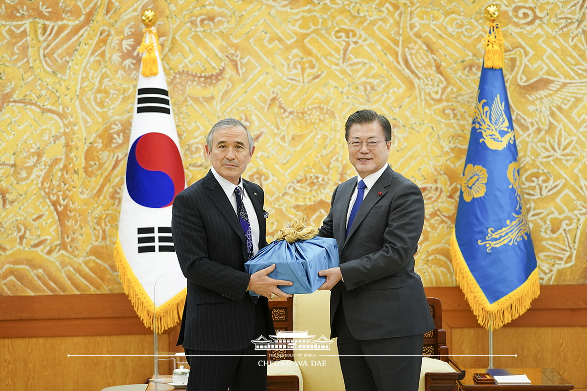 Meeting with the departing U.S. Ambassador to Korea, Harry Harris, at Cheong Wa Dae