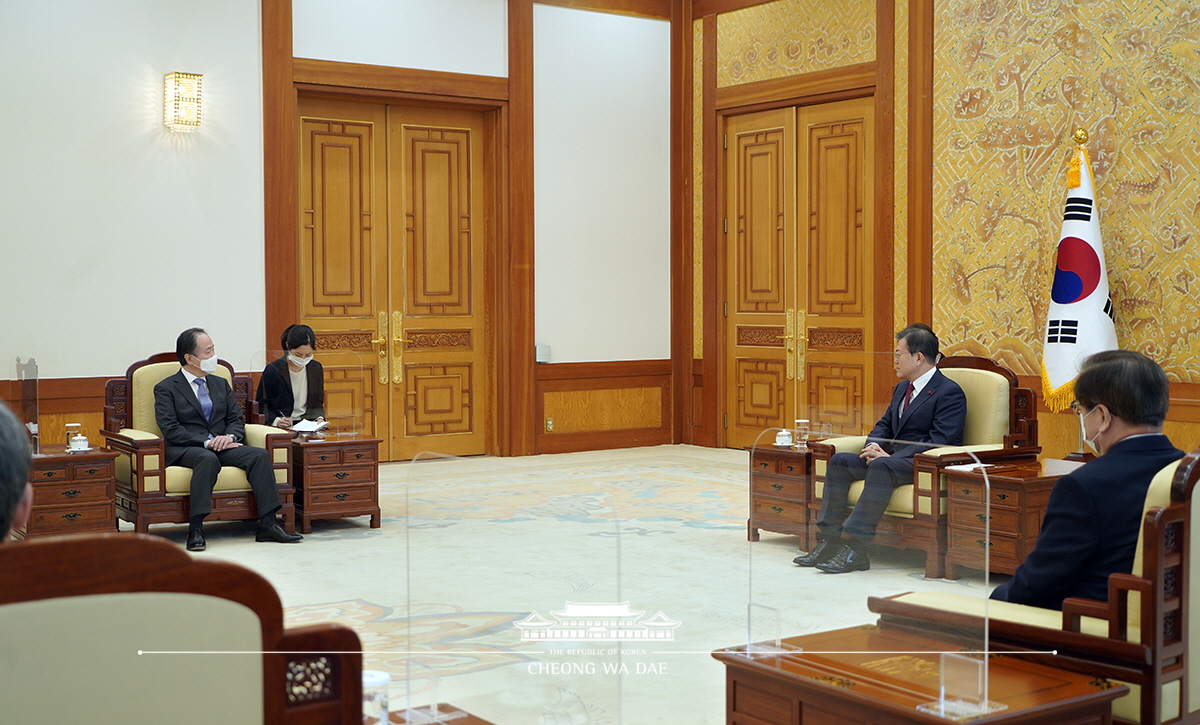 Meeting with the departing Japanese Ambassador to Korea, Koji Tomita, at Cheong Wa Dae