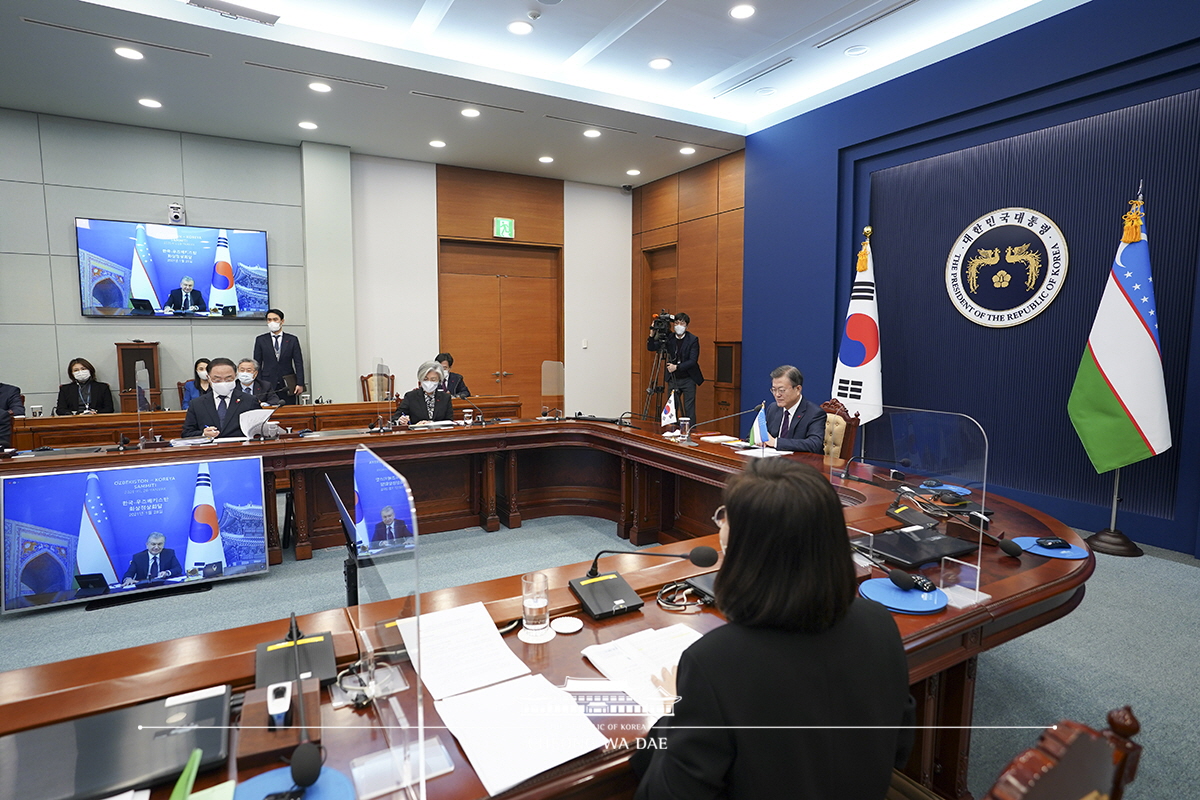 Attending the Korea-Uzbekistan videoconference summit from Cheong Wa Dae