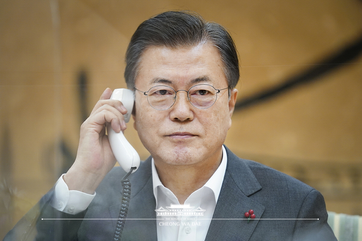 Speaking by phone to President Xi Jinping of the People’s Republic of China from Cheong Wa Dae 