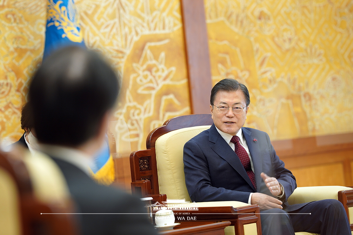 Meeting with the departing Japanese Ambassador to Korea, Koji Tomita, at Cheong Wa Dae