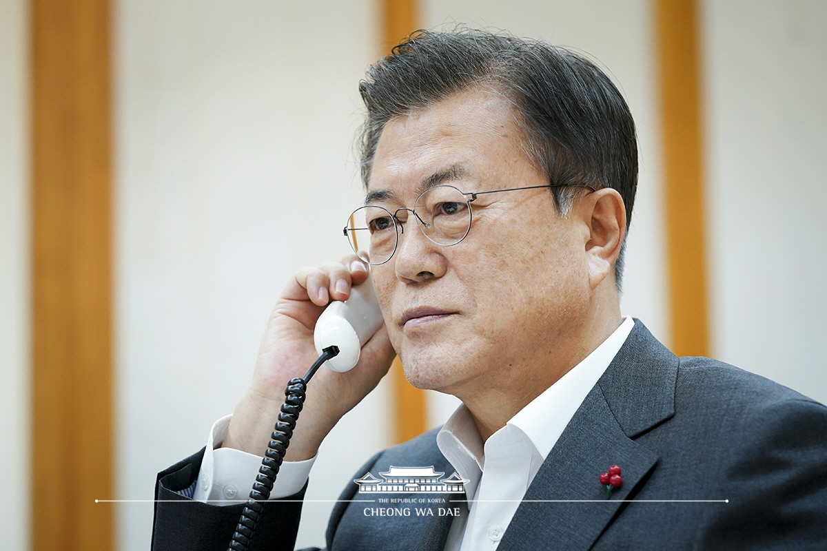 Speaking by phone to President Xi Jinping of the People’s Republic of China from Cheong Wa Dae 