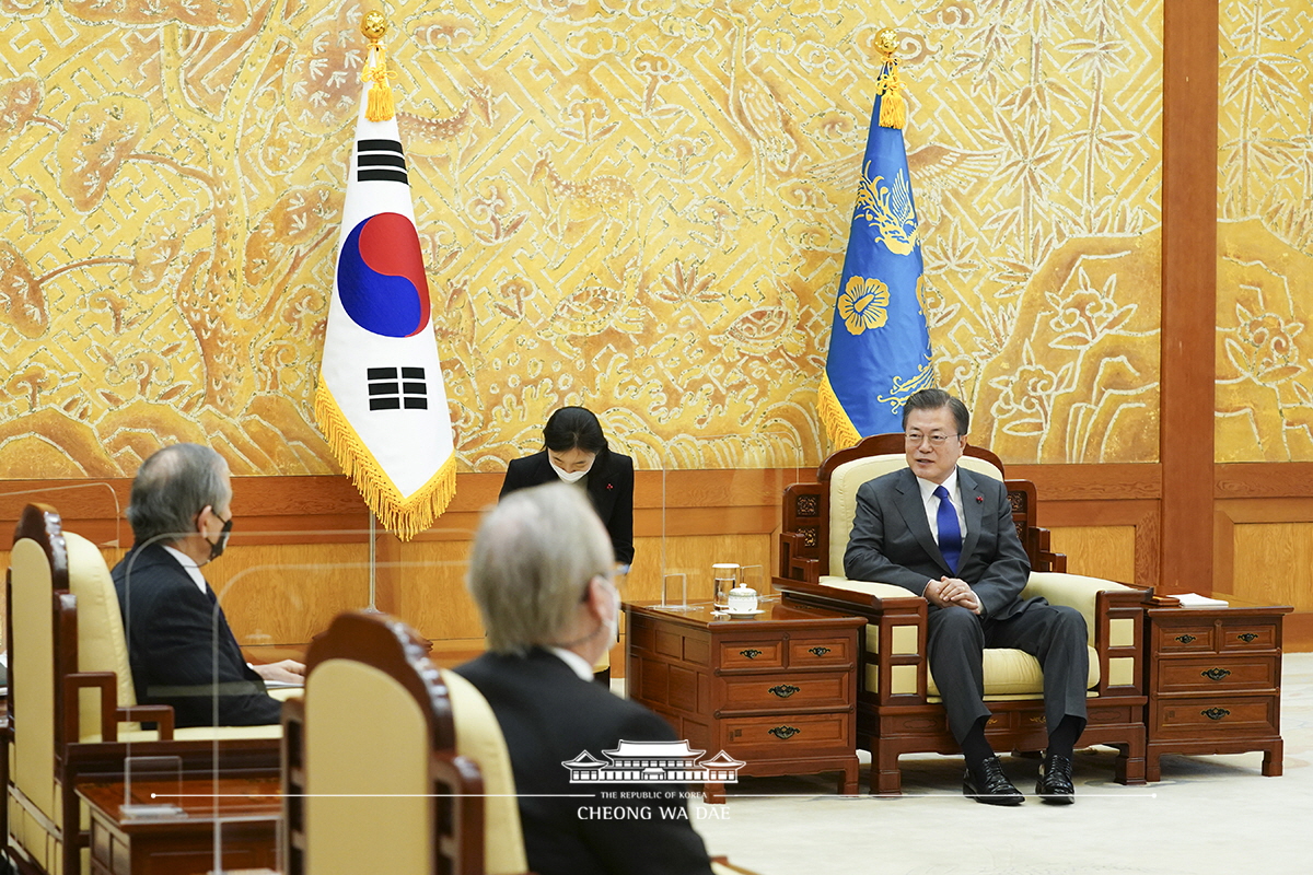 Meeting with the departing U.S. Ambassador to Korea, Harry Harris, at Cheong Wa Dae