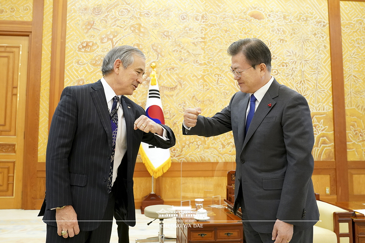 Meeting with the departing U.S. Ambassador to Korea, Harry Harris, at Cheong Wa Dae