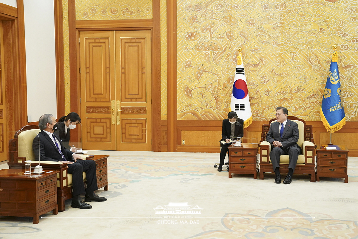 Meeting with the departing U.S. Ambassador to Korea, Harry Harris, at Cheong Wa Dae