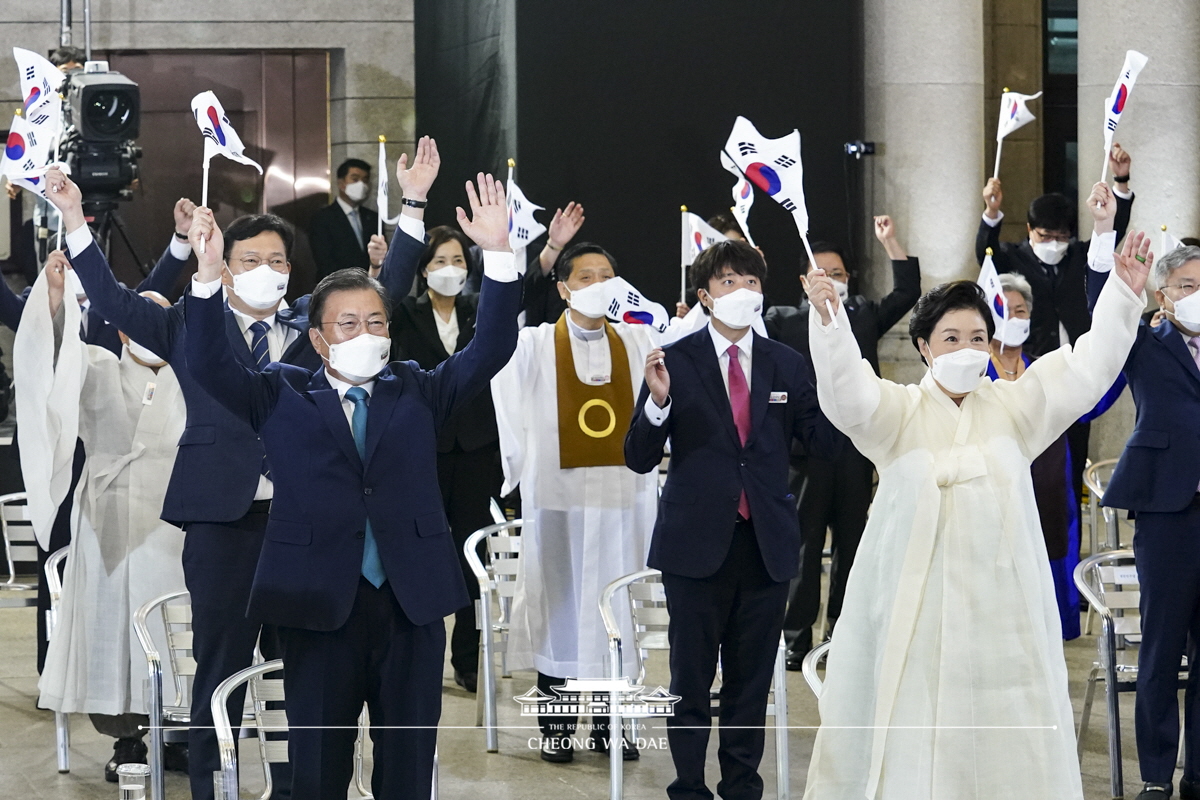 President Moon (center) at the 76th annual National Liberation Day ceremony give three cheers along with participants such as Song Young-gil of the ruling Democratic Party of Korea (left of the president) and Lee Jun-seok (right of the president), chairman of the conservative People Power Party.