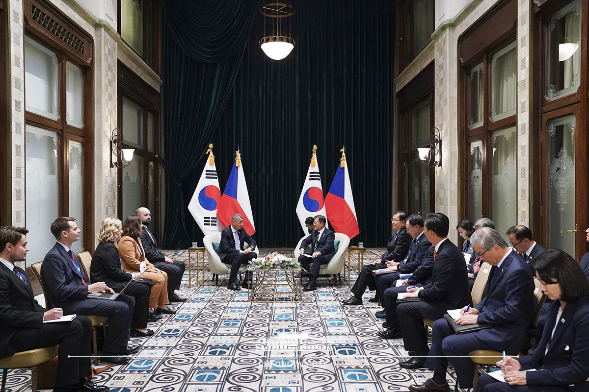 Attending the Korea-Czech Republic Summit on the sidelines of the V4-Korea-Summit in Budapest, Hungary 