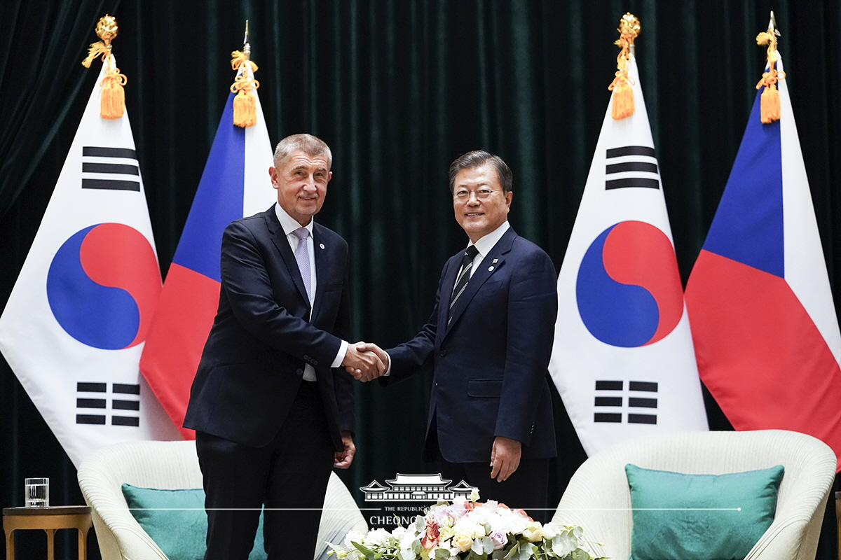 Attending the Korea-Czech Republic Summit on the sidelines of the V4-Korea-Summit in Budapest, Hungary 