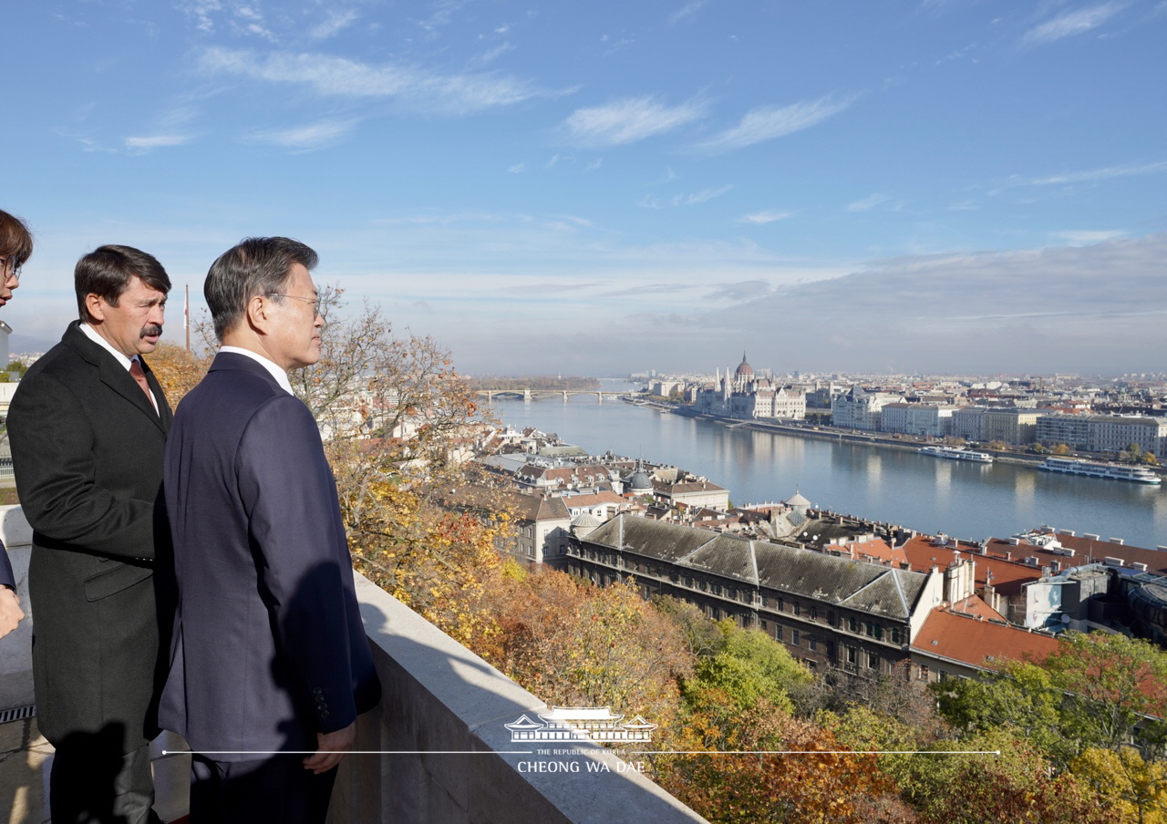 Holding preliminary talks prior to the Korea-Hungary Summit 