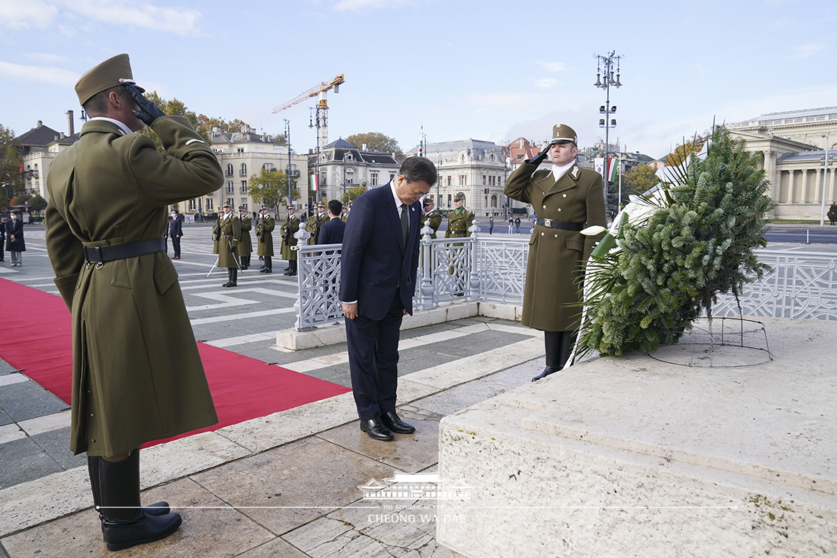 Laying a wreath at Heroes’ Square in Budapest, Hungary 