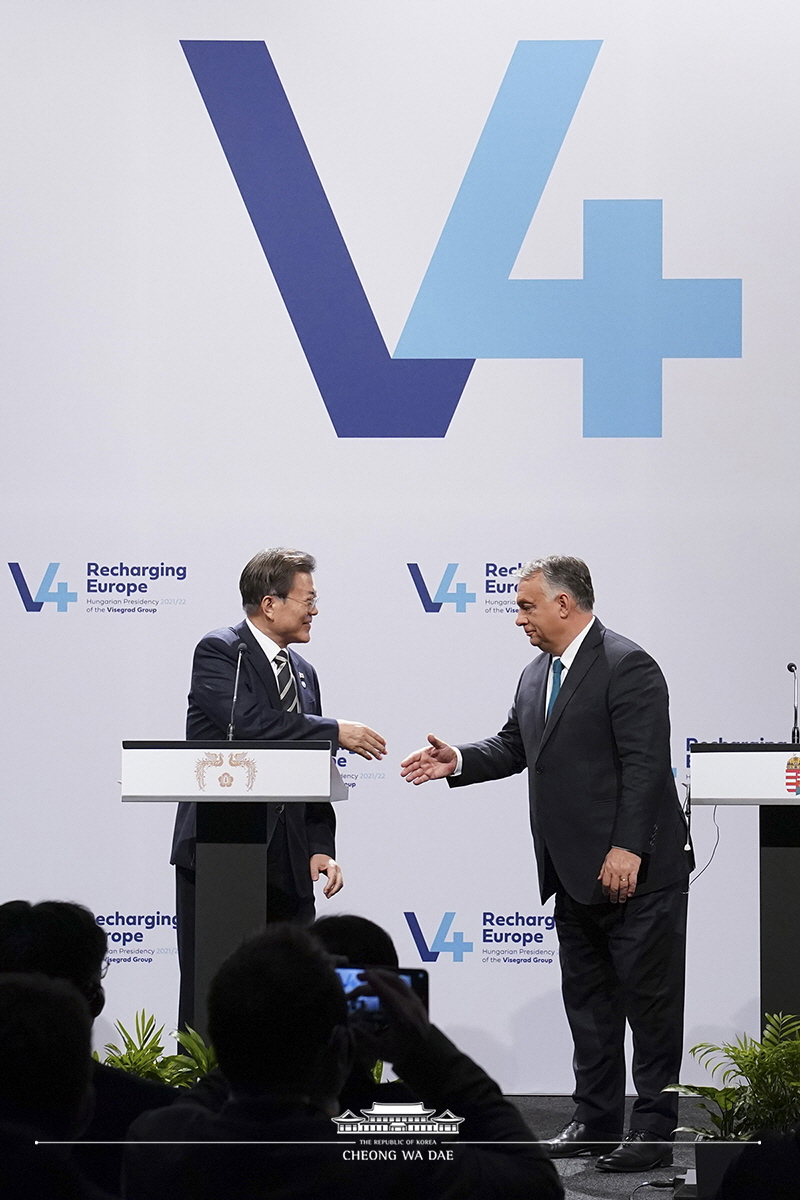 Attending the joint press conference following the V4-Korea Summit in Budapest, Hungary 