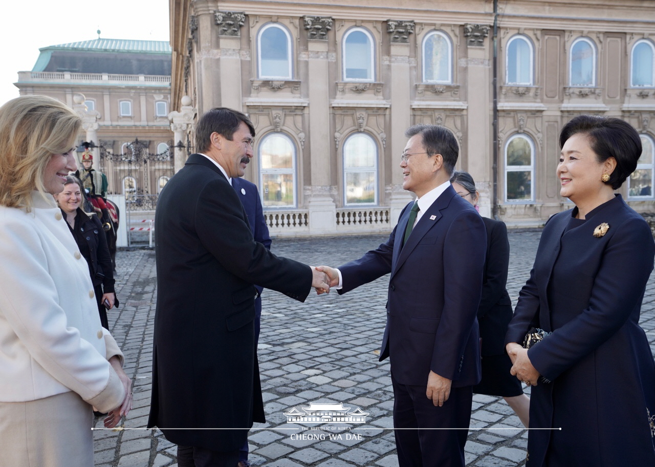 Attending the official welcoming ceremony for the state visit to Hungary and posing for commemorative photos at the Hungarian Presidential Palace in Budapest 