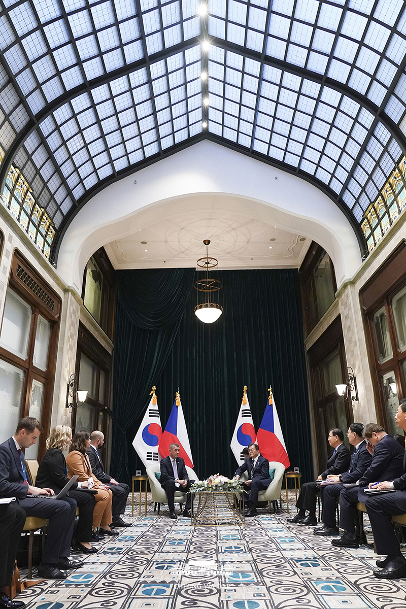 Attending the Korea-Czech Republic Summit on the sidelines of the V4-Korea-Summit in Budapest, Hungary 