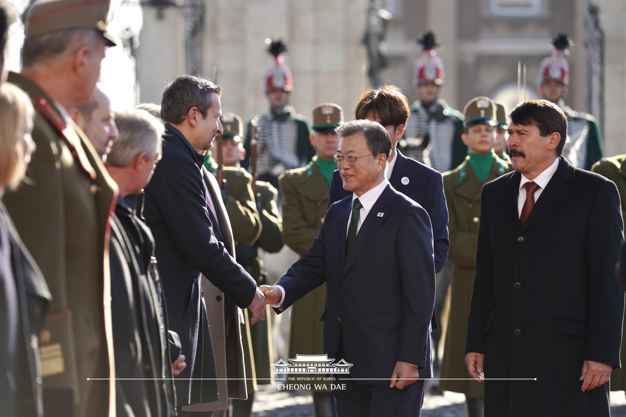 Attending the official welcoming ceremony for the state visit to Hungary and posing for commemorative photos at the Hungarian Presidential Palace in Budapest 