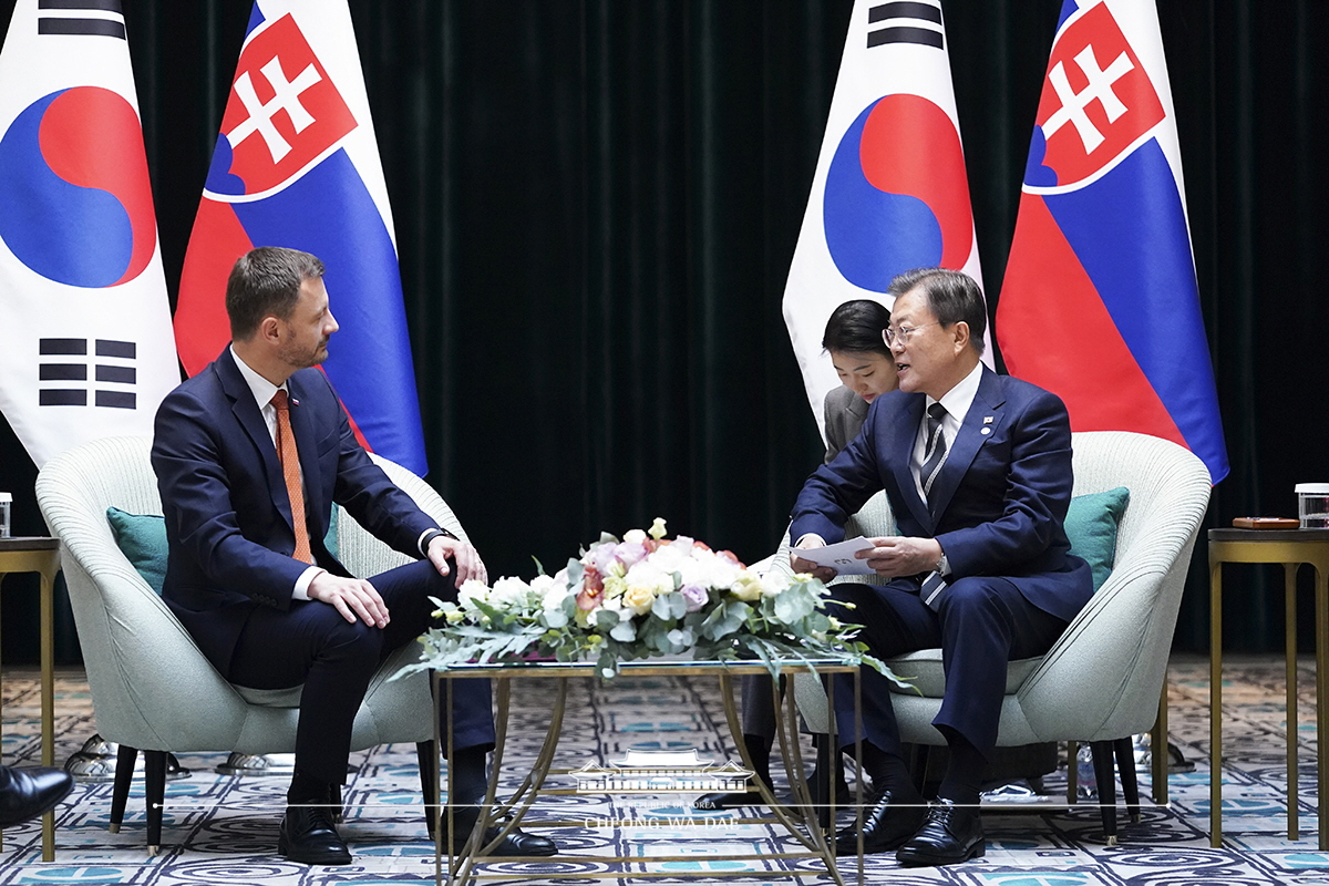 Attending the Korea-Slovakia Summit on the sidelines of the V4-Korea  Summit in Budapest, Hungary 