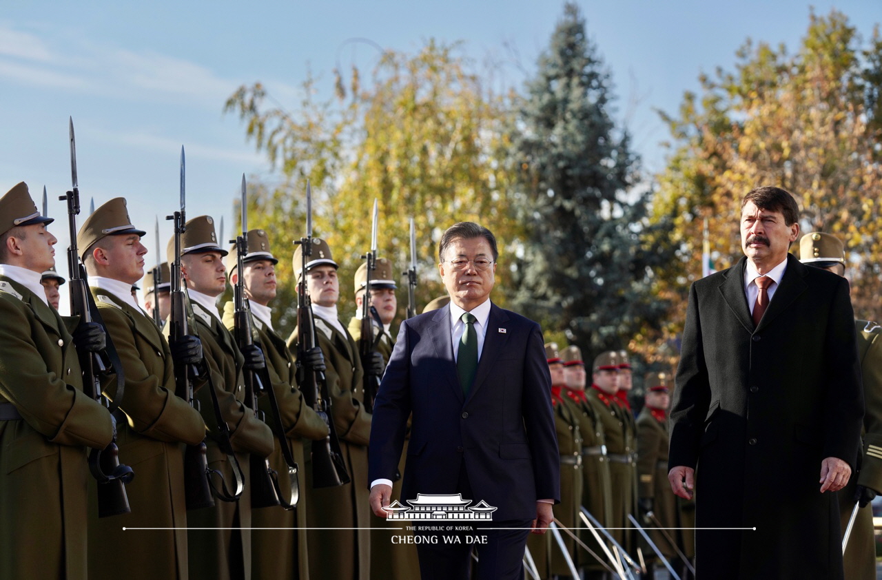 Attending the official welcoming ceremony for the state visit to Hungary and posing for commemorative photos at the Hungarian Presidential Palace in Budapest 