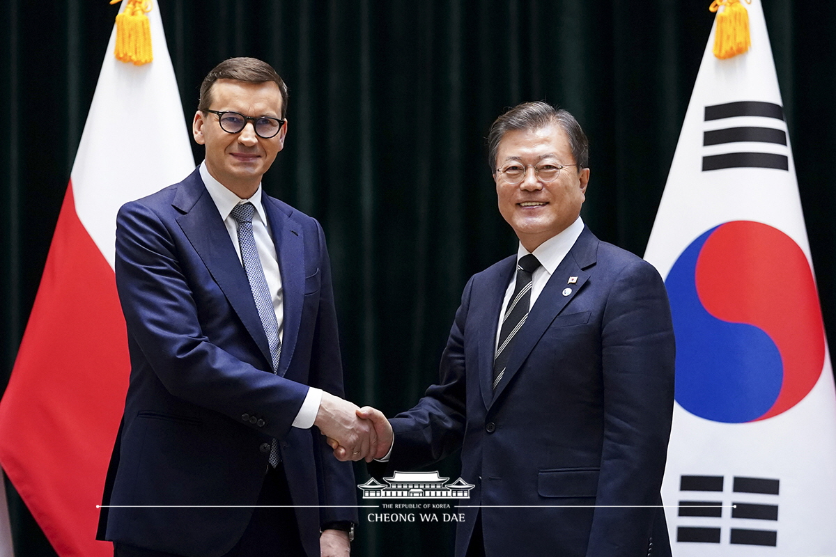 Attending the Korea-Poland Summit on the sidelines of the V4-Korea Summit in Budapest, Hungary 