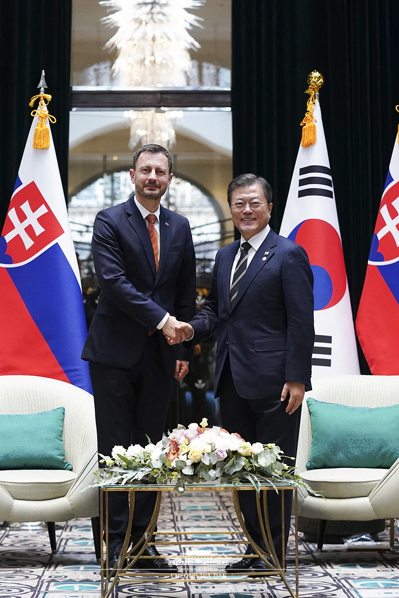 Attending the Korea-Slovakia Summit on the sidelines of the V4-Korea  Summit in Budapest, Hungary 