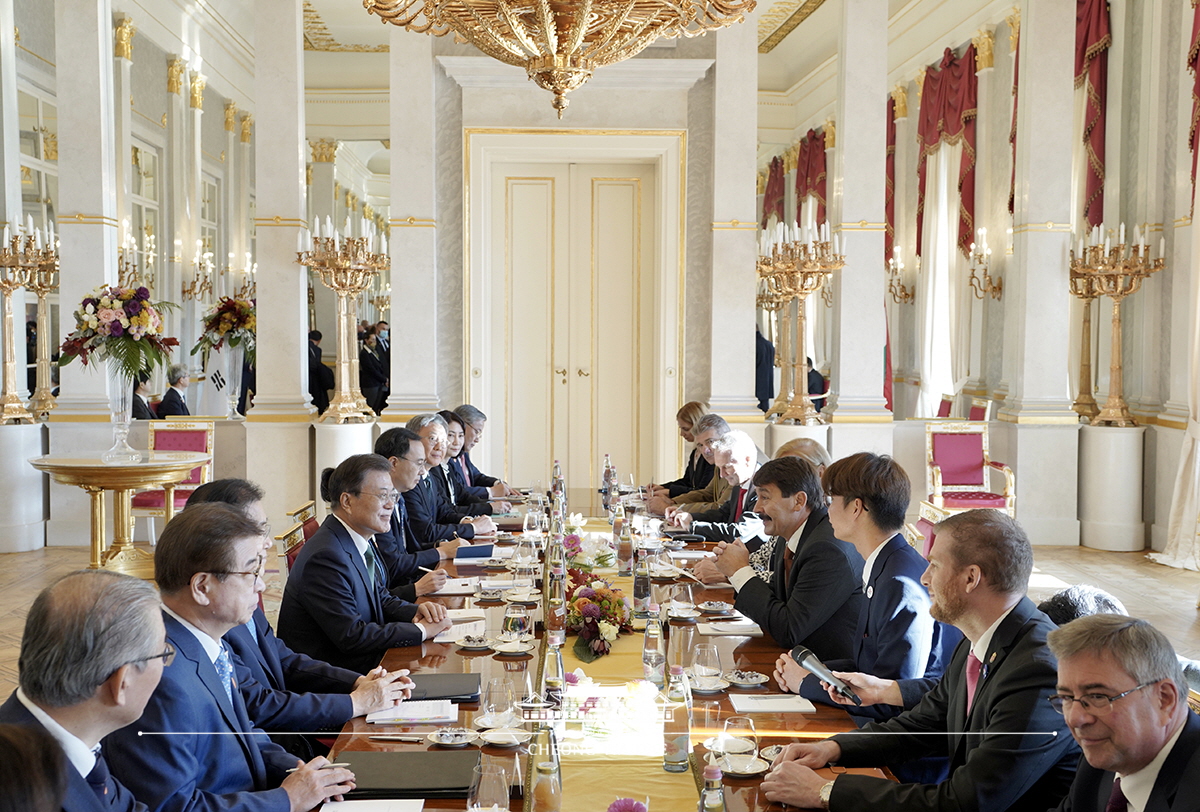 Attending the Korea-Hungary Summit in Budapest 