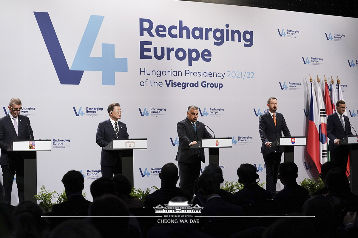 Attending the joint press conference following the V4-Korea Summit in Budapest, Hungary 