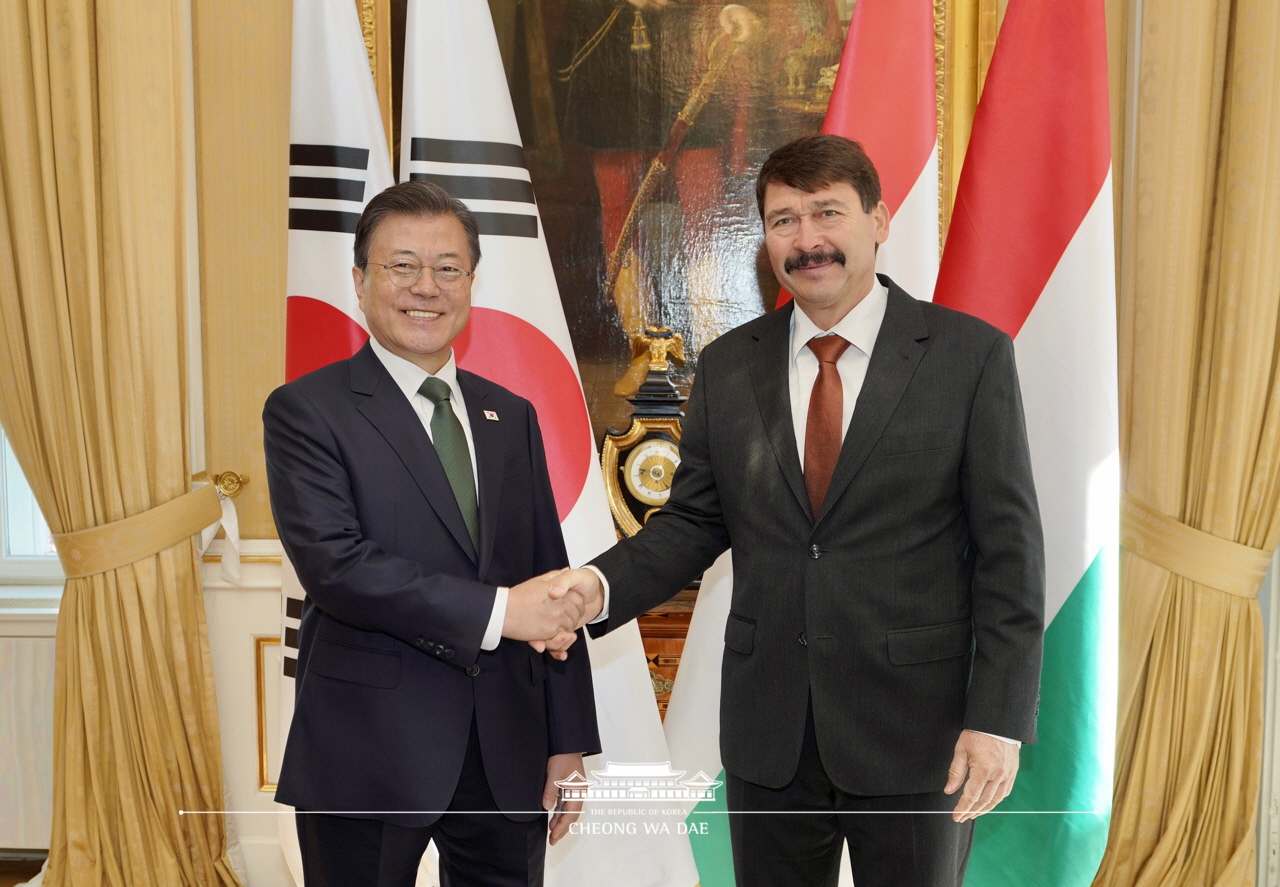 Attending the official welcoming ceremony for the state visit to Hungary and posing for commemorative photos at the Hungarian Presidential Palace in Budapest 