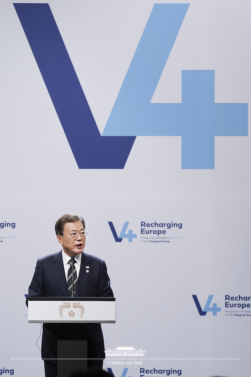 Attending the joint press conference following the V4-Korea Summit in Budapest, Hungary 