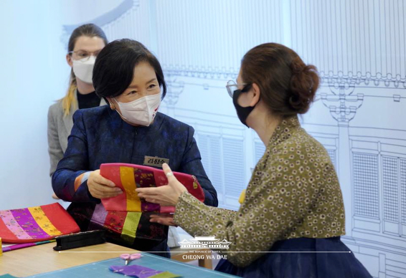 First Lady Kim Jung-sook visiting the Korean Cultural Center in Budapest, Hungary 