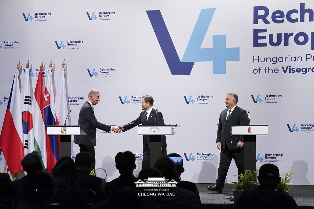 Attending the joint press conference following the V4-Korea Summit in Budapest, Hungary 