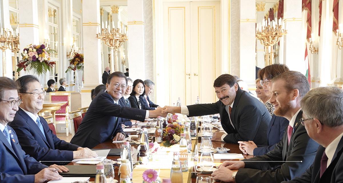 Attending the Korea-Hungary Summit in Budapest 