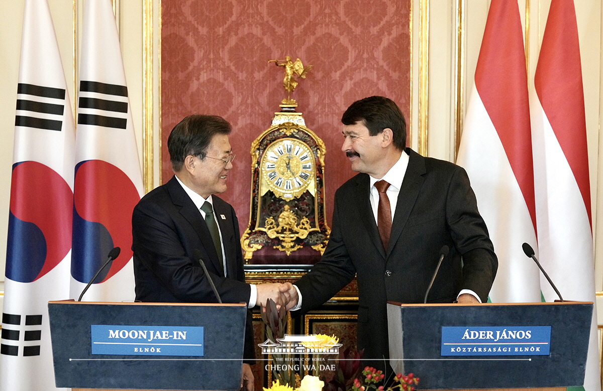 Attending a joint press conference following the Korea-Hungary Summit and being escorted by Hungarian President János Áder while departing the Presidential Palace 