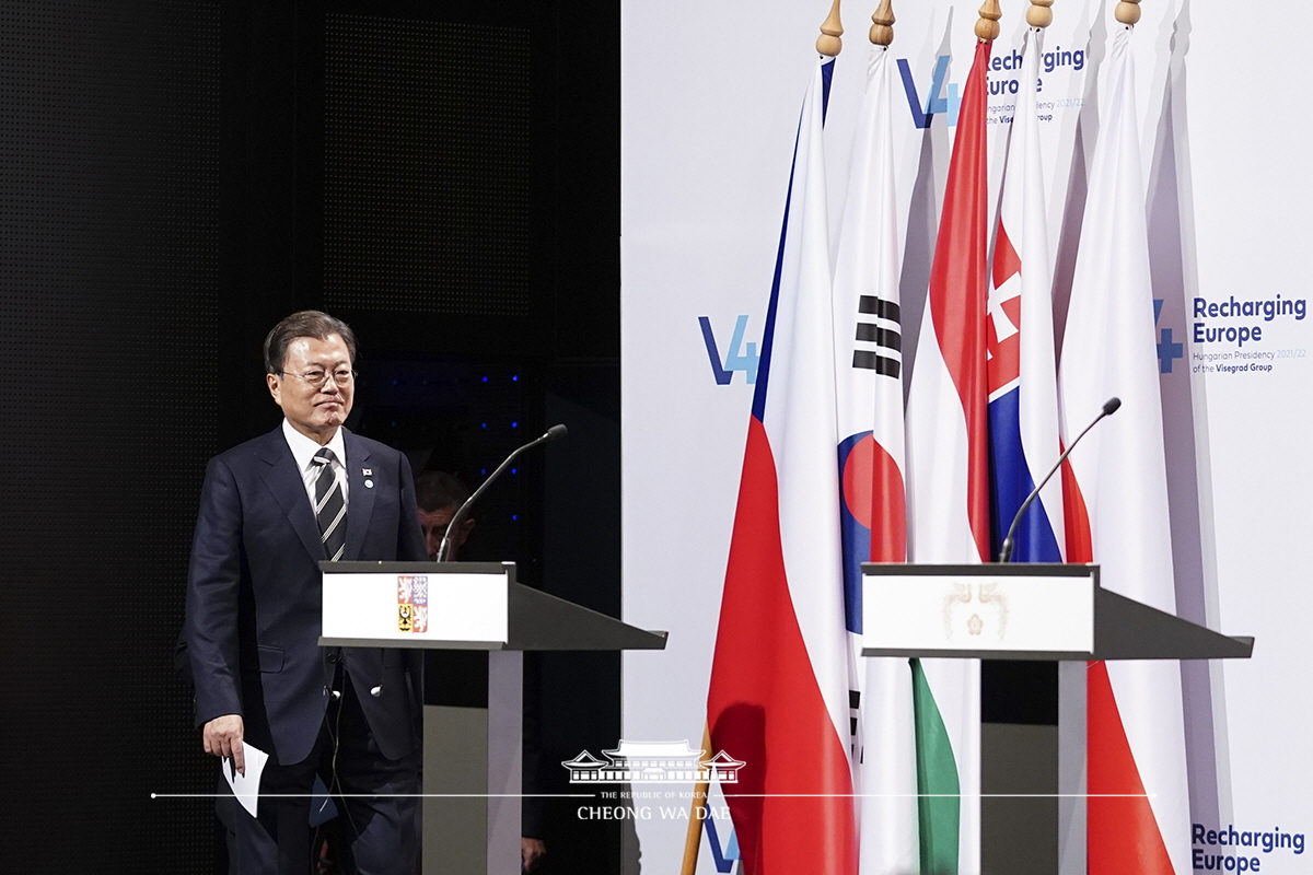 Attending the joint press conference following the V4-Korea Summit in Budapest, Hungary 