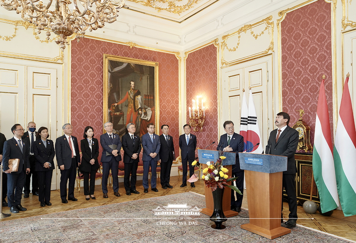 Attending a joint press conference following the Korea-Hungary Summit and being escorted by Hungarian President János Áder while departing the Presidential Palace 