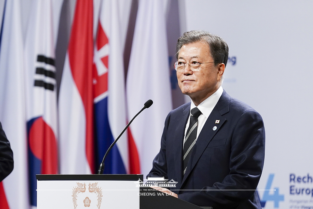 Attending the joint press conference following the V4-Korea Summit in Budapest, Hungary 