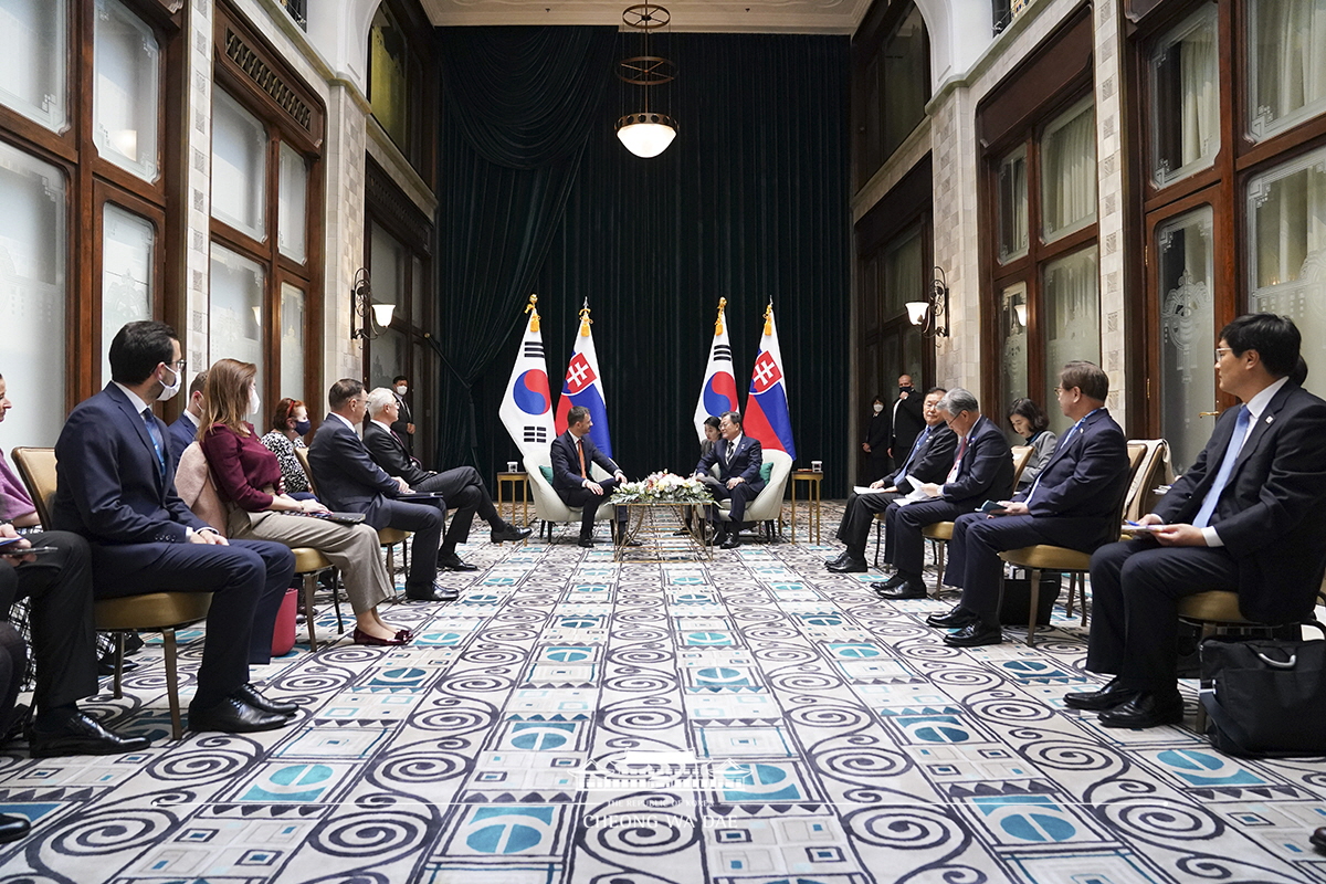 Attending the Korea-Slovakia Summit on the sidelines of the V4-Korea  Summit in Budapest, Hungary 