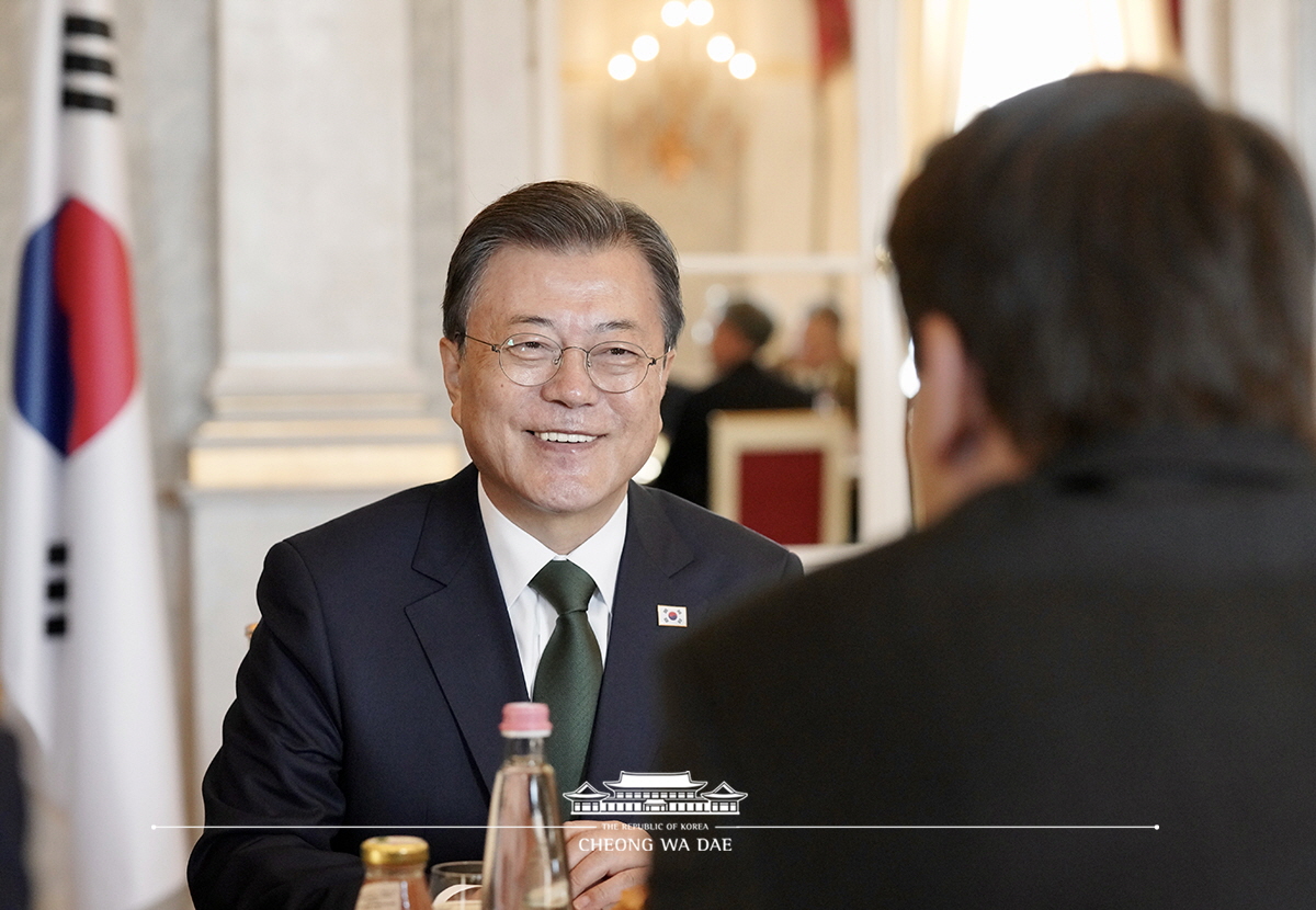 Attending the Korea-Hungary Summit in Budapest 