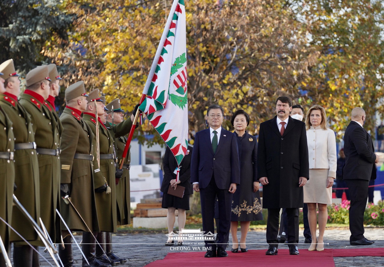 Attending the official welcoming ceremony for the state visit to Hungary and posing for commemorative photos at the Hungarian Presidential Palace in Budapest 