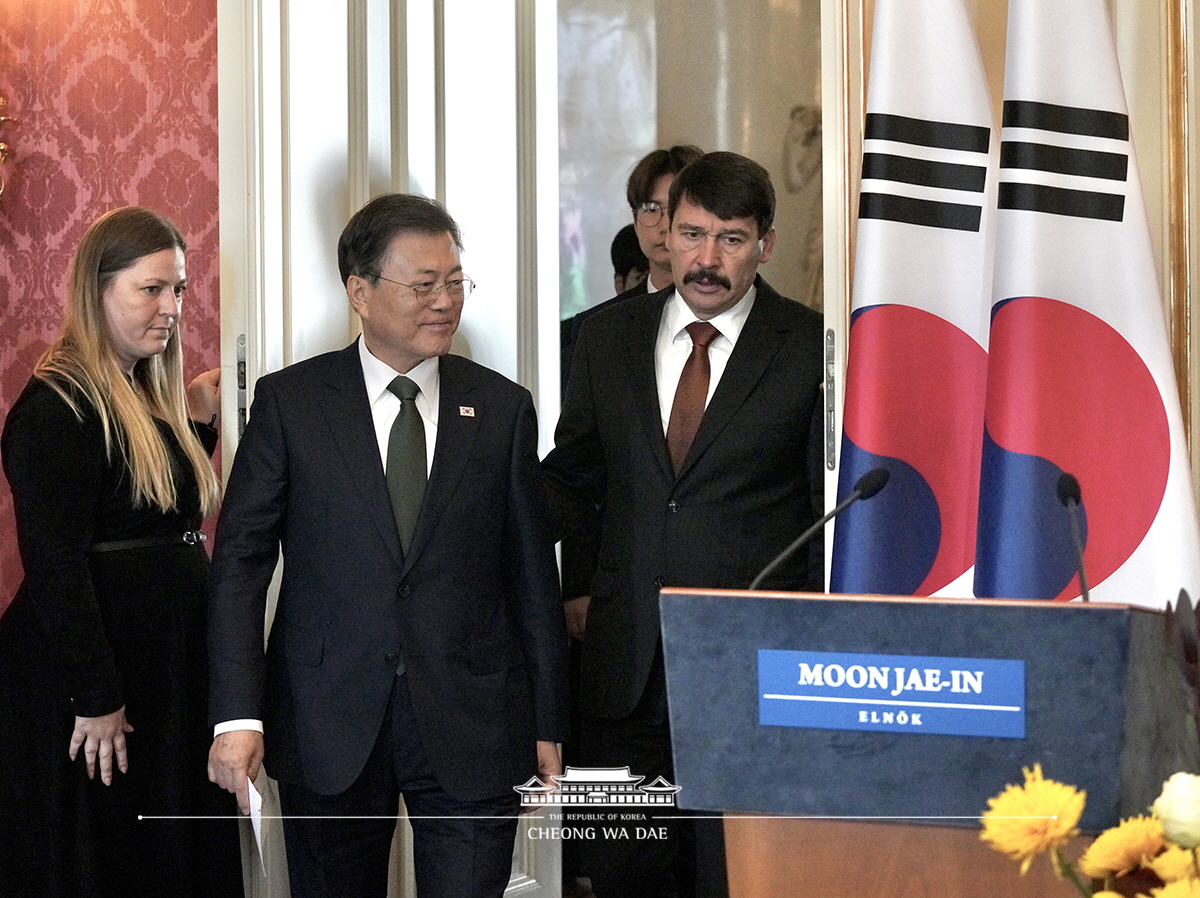 Attending a joint press conference following the Korea-Hungary Summit and being escorted by Hungarian President János Áder while departing the Presidential Palace 