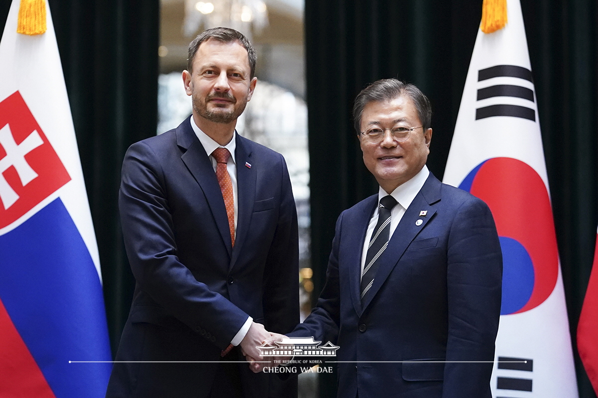 Attending the Korea-Slovakia Summit on the sidelines of the V4-Korea  Summit in Budapest, Hungary 