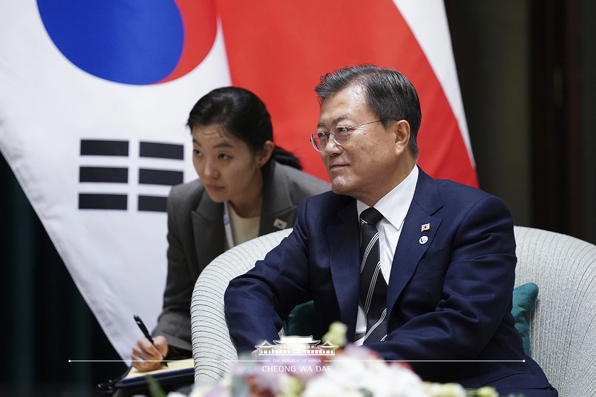 Attending the Korea-Czech Republic Summit on the sidelines of the V4-Korea-Summit in Budapest, Hungary 