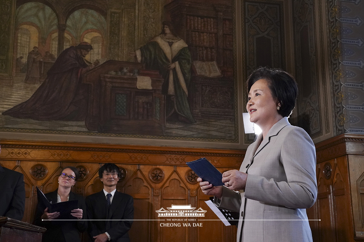 First Lady Kim Jung-sook visiting the National Archives of Hungary in Budapest 