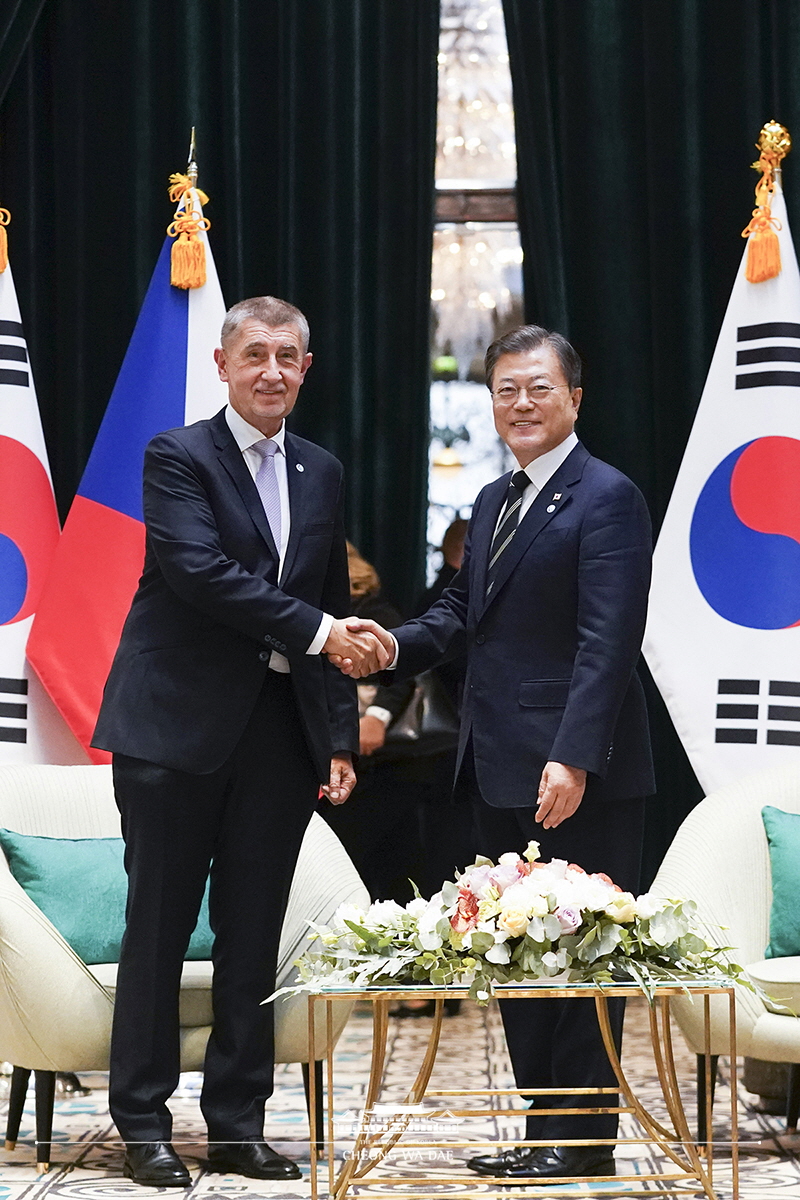 Attending the Korea-Czech Republic Summit on the sidelines of the V4-Korea-Summit in Budapest, Hungary 