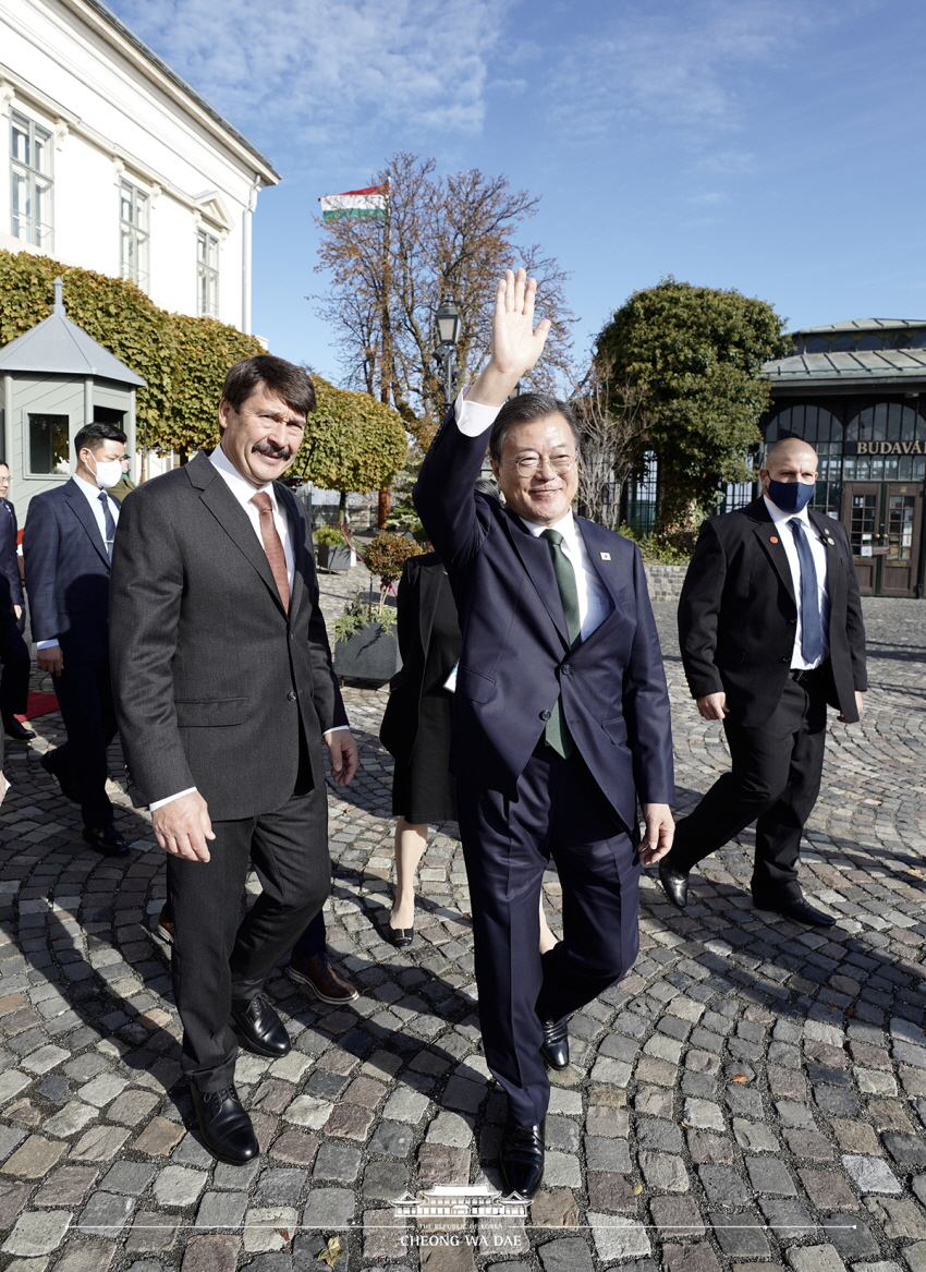 Meeting with members of the local Korean community welcoming the President to Budapest, Hungary 