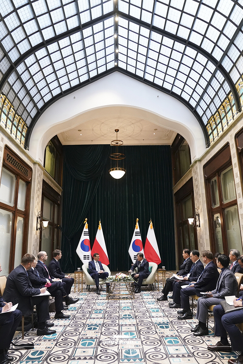 Attending the Korea-Poland Summit on the sidelines of the V4-Korea Summit in Budapest, Hungary 