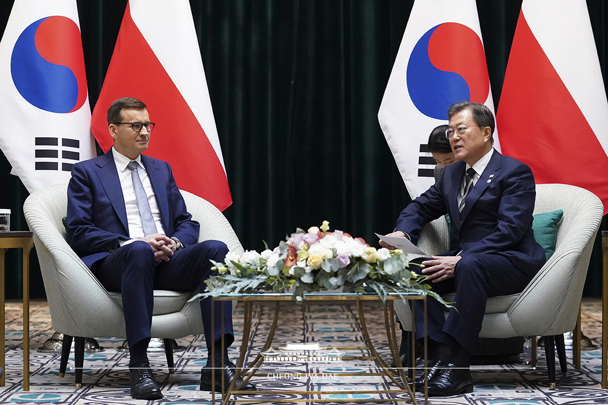 Attending the Korea-Poland Summit on the sidelines of the V4-Korea Summit in Budapest, Hungary 