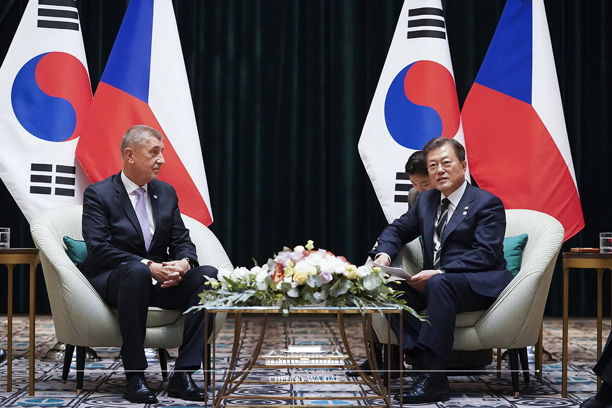 Attending the Korea-Czech Republic Summit on the sidelines of the V4-Korea-Summit in Budapest, Hungary 