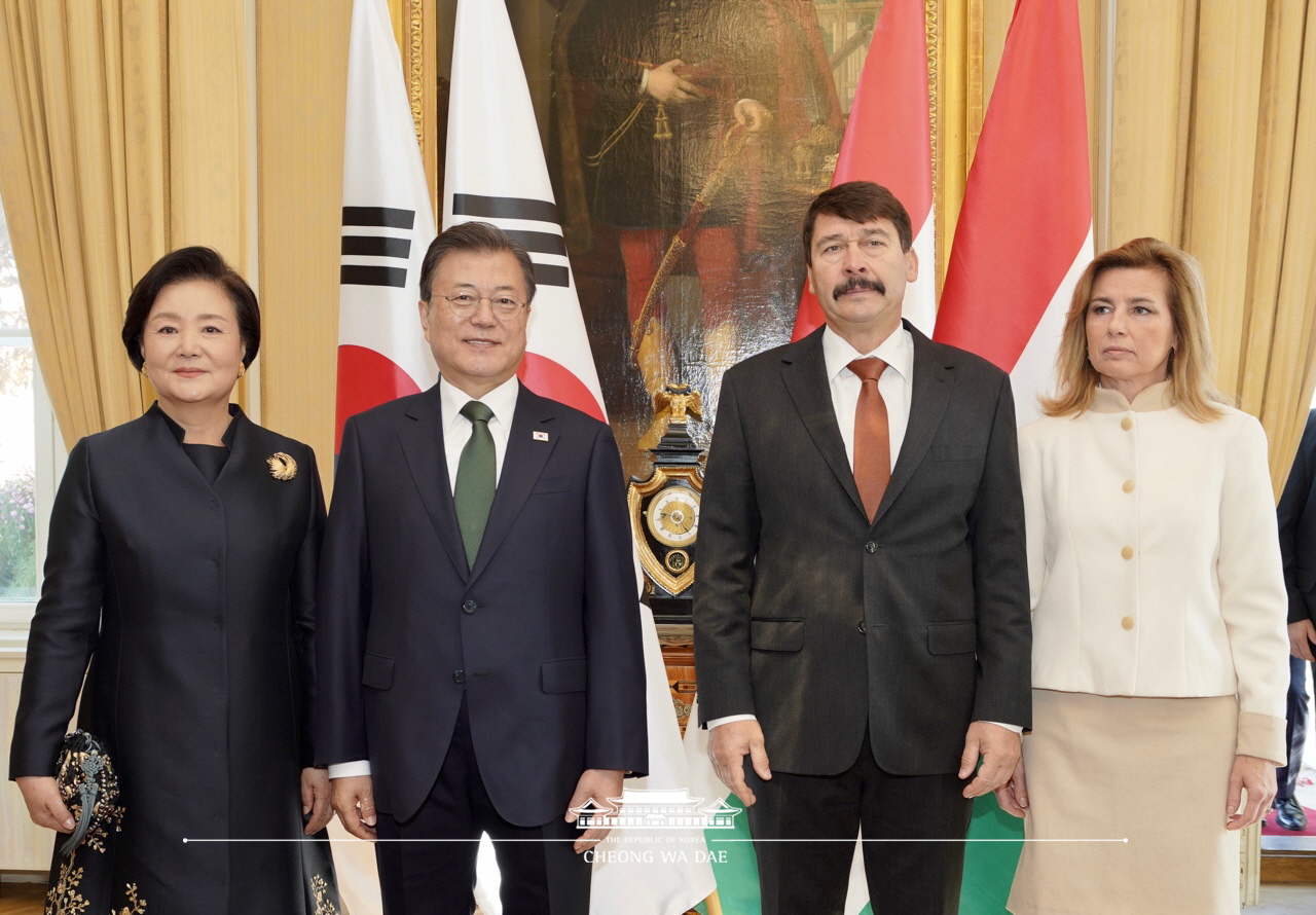 Attending the official welcoming ceremony for the state visit to Hungary and posing for commemorative photos at the Hungarian Presidential Palace in Budapest 