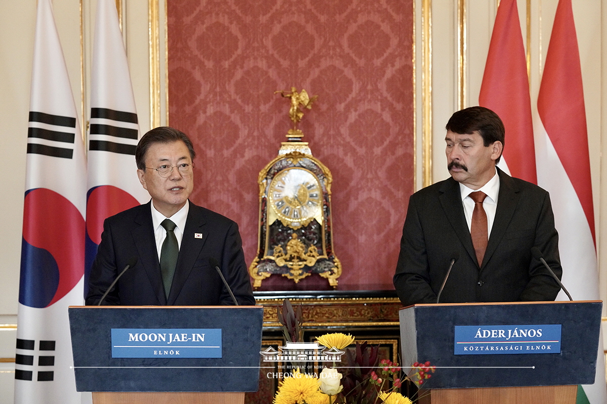 Attending a joint press conference following the Korea-Hungary Summit and being escorted by Hungarian President János Áder while departing the Presidential Palace 