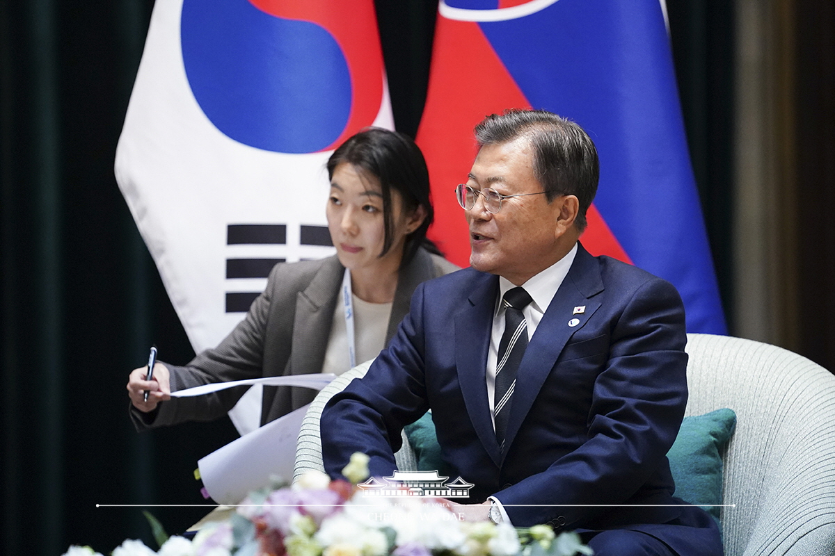 Attending the Korea-Slovakia Summit on the sidelines of the V4-Korea  Summit in Budapest, Hungary 