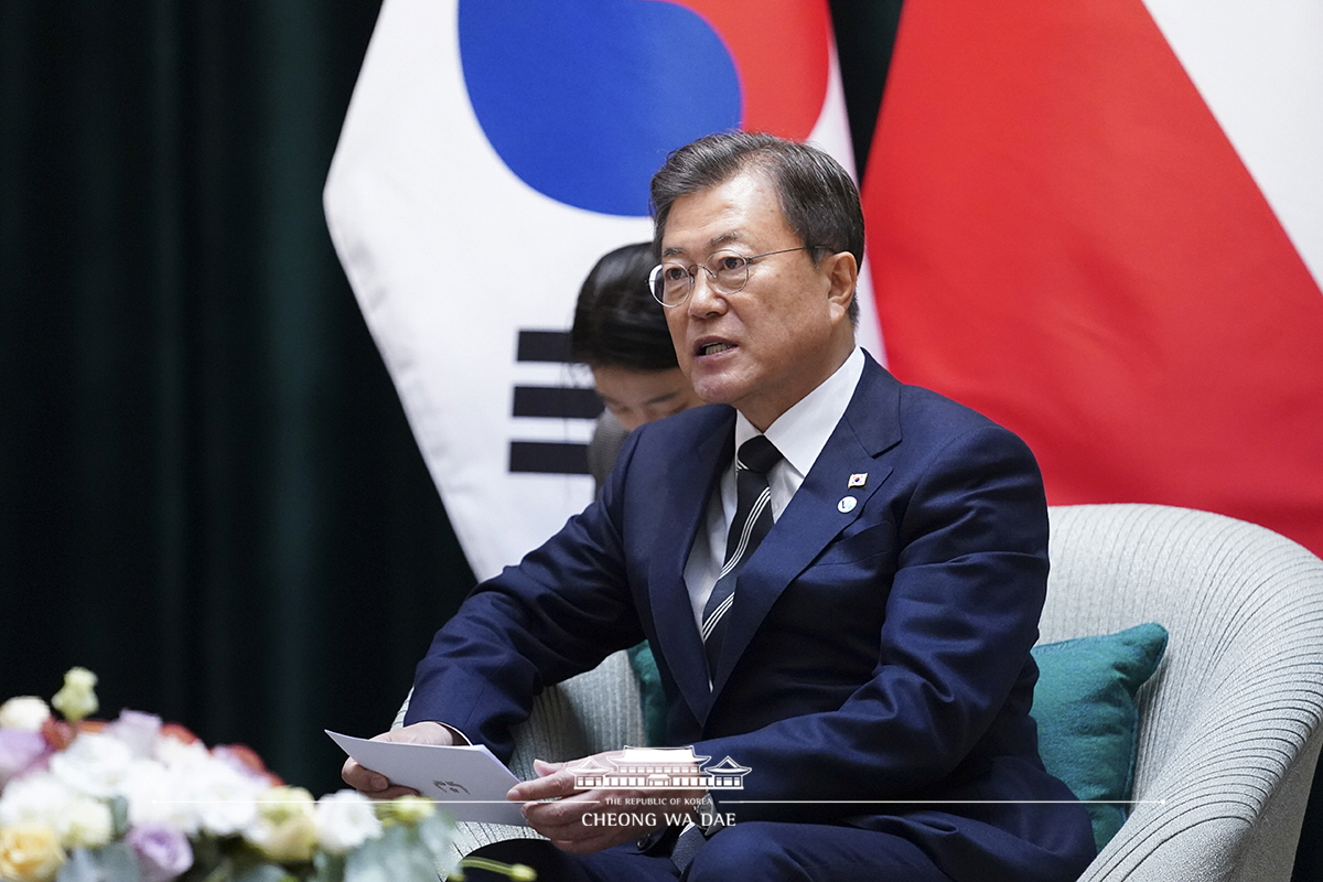 Attending the Korea-Poland Summit on the sidelines of the V4-Korea Summit in Budapest, Hungary 